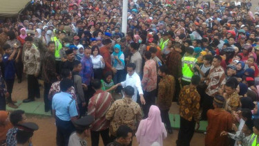 Joko Widodo membagi-bagikan sembako di alun-alun Kabupaten Pandeglang
