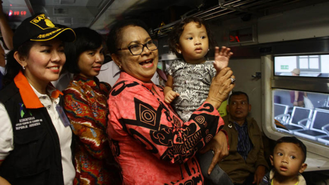 Menteri Yohana saat pantau arus mudik di Pasar Senen.