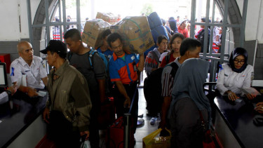 Warga di Stasiun Pasar Senen, Jakarta.