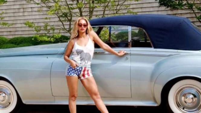 Beyonce Knowles 1959 silver cloud Rolls Royce convertible