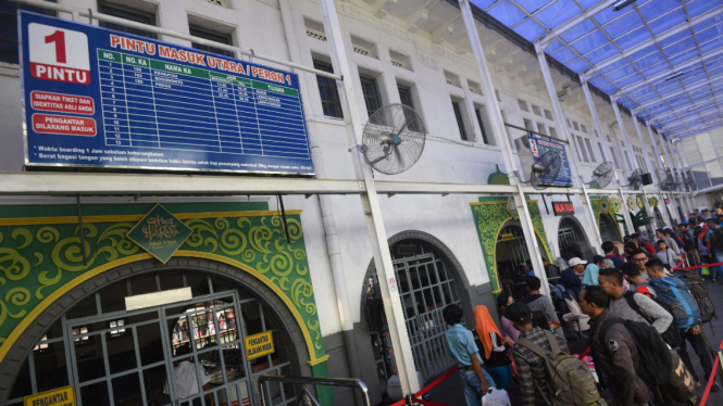 Suasana di Stasiun Pasar Senen, Jakarta Pusat.