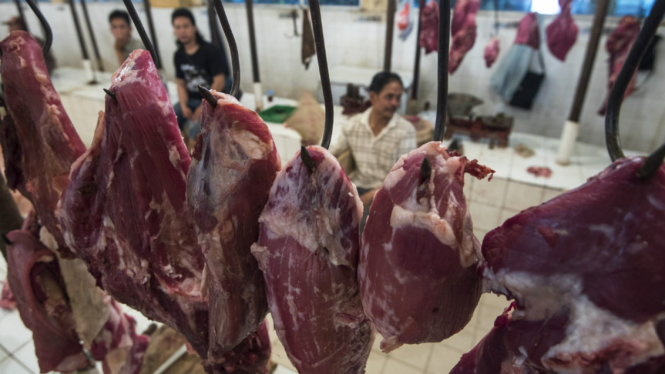 Pedagang daging sapi di pasar tradisional.