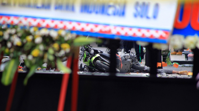 Polisi melakukan identifikasi terhadap pelaku bom bunuh diri di Mapolresta Solo, Jawa Tengah, Selasa (5/7). Pengamanan Mabes Polri diperketat pasca pengeboman bunuh diri di Mapolresta Surakarta.