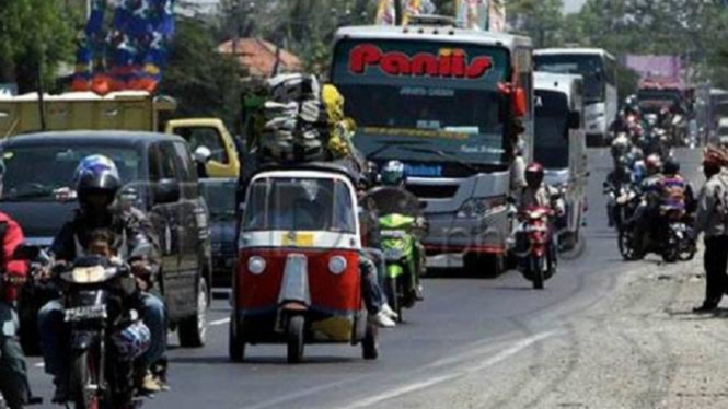 Pemudik memadati jalan.