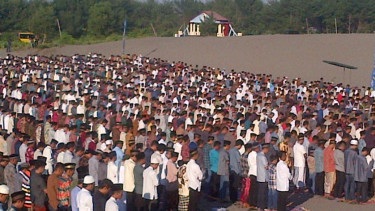 Salat id di Gumuk Pasir, Yogyakarta
