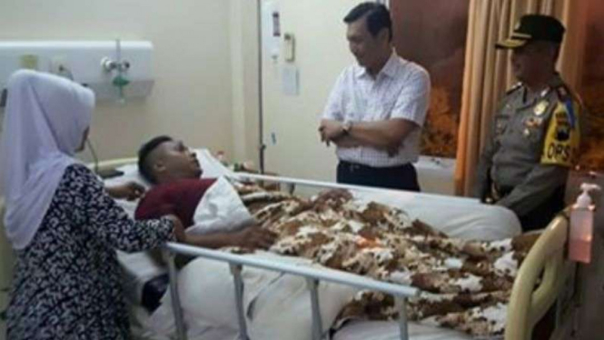 Menkopolhukam Luhut Pandjaitan menjenguk Bripka Bambang.