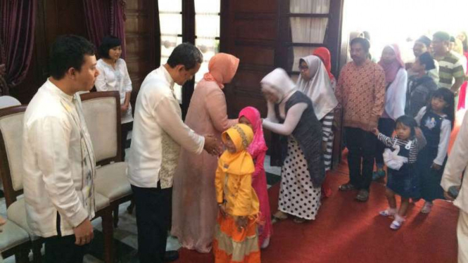 Wali Kota Surabaya, Tri Rismaharini alias Risma, menggelar ramah tamah atau open house di rumah dinasnya pada Rabu, 6 Juli 2016.