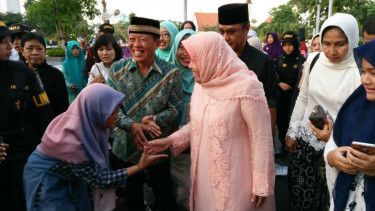 Wali Kota Surabaya Tri Rismaharini saat menggelar open house hari raya Idul Fitri 2016 di kediamannya, Rabu (6/7/2016)
