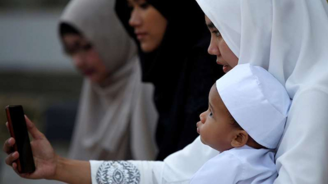 Ibu dan anak usai mengikuti Salat Id beberapa waktu silam.