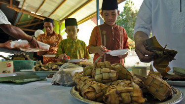 Tradisi makan ketupat saat lebaran tiba