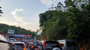 Jalur Nagreg, Garut, Jawa Barat saat macet.