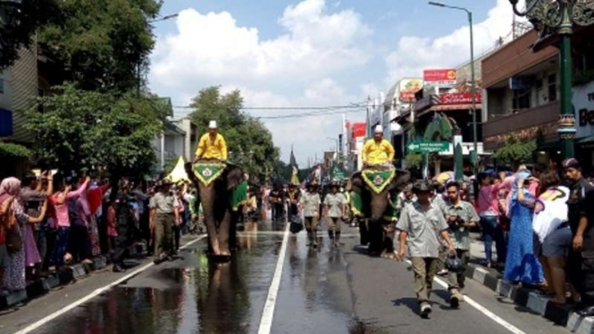 Kirab Gunungan Grebek Syawal 