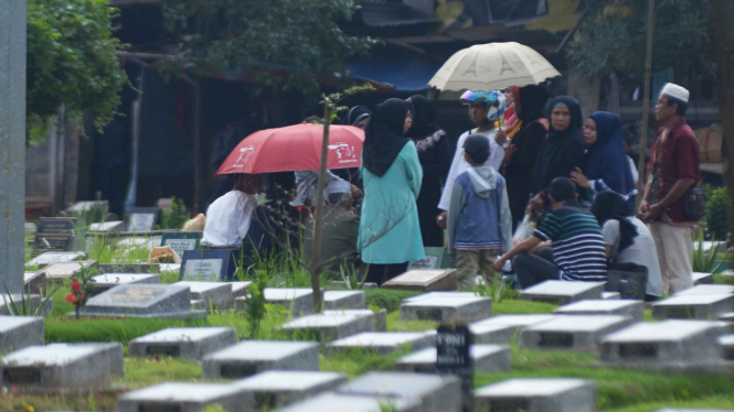 TPU Karet Bivak Dipenuhi Peziarah