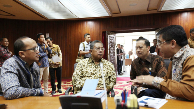 Menko Perekonomian Darmin Nasution (tengah) 