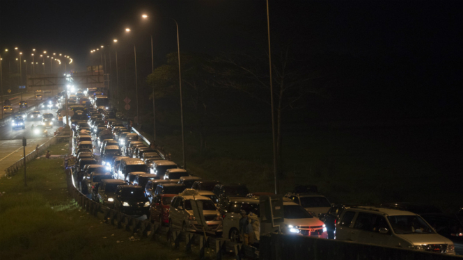 Antrean kendaraan di pintu keluar tol Pejagan, Brebes, Jawa Tengah