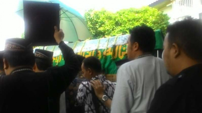 Jenazah Husni Kamil Manik dibawa ke masjid untuk disalatkan.