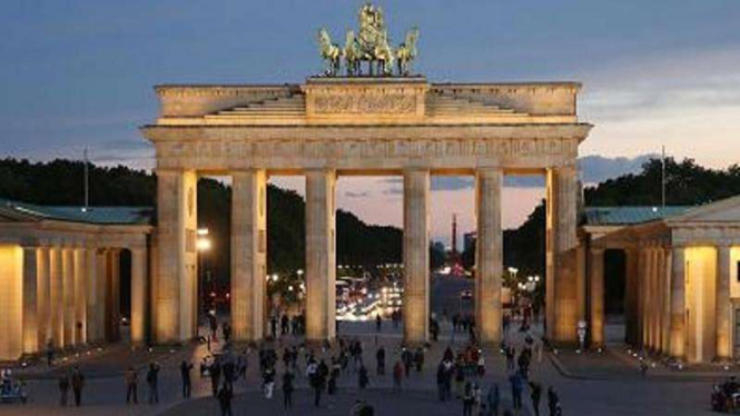 Gerbang Brandenburg di Jerman.