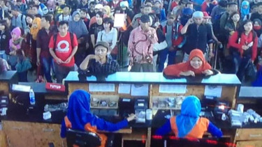 Antrian penumpang di pelabuhan Bakauheni, Lampung, 9 Juli 2016.