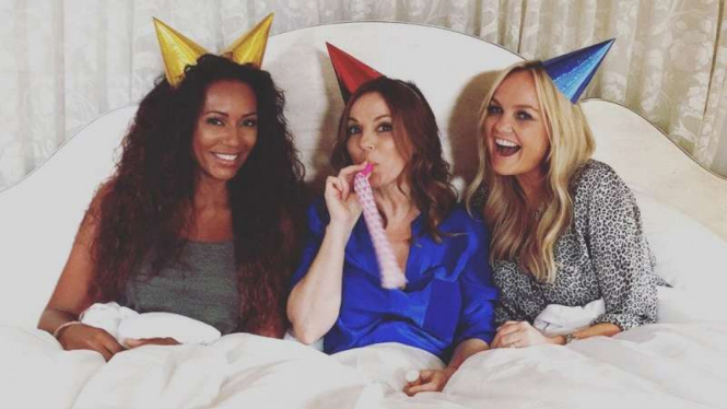 Mel B (paling kiri) bersama Ginger (tengah) dan Emma (paling kanan).
