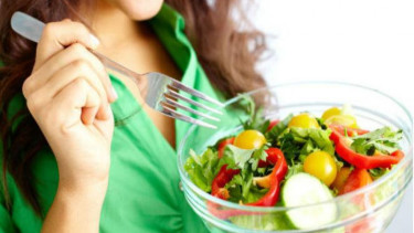 Salad buah dan sayuran segar.
