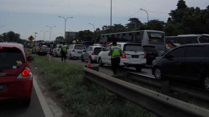 Macet di Tol Cikampek.
