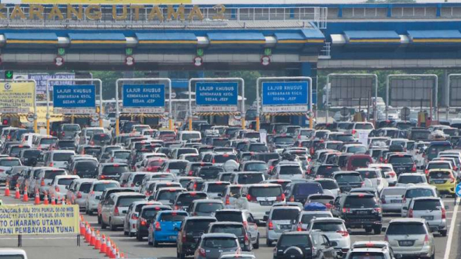 Ilustrasi antrean kendaraan di gerbang tol Cikarang Utama saat liburan.
