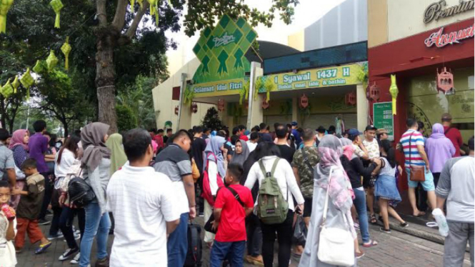 Antrean di Panic House, wahana terbaru di Dunia Fantasi, Ancol.