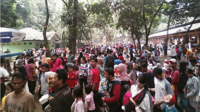 Taman Margasatwa Ragunan (TMR) ramai pengunjung setiap libur Lebaran.