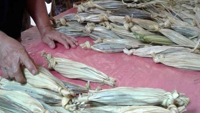 Dodol untuk acara pengucapan syukur di Minahasa