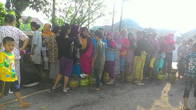 Warga mengantre untuk mendapatkan gas 3 kilogram