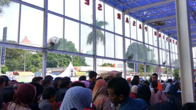 Penumpang di Stasiun Pasar Senen, Jakarta