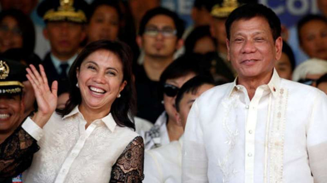 Presiden Filipina Rodrigo Duterte (kanan) bersama Wakil Presiden Leni Robredo di Istana Malacanang, Manila, Filipina, Kamis, 30 Juni 2016.