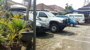 Suasana di sekitar rumah Toeti Noezlar Soekarno di Bandung, Jawa Barat, Senin, 11 Juli 2016.
