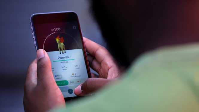 Bermain Pokemon Go.