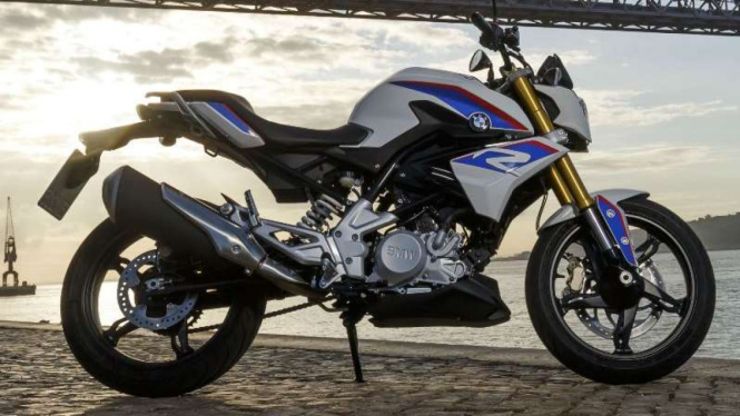 BMW G310R.