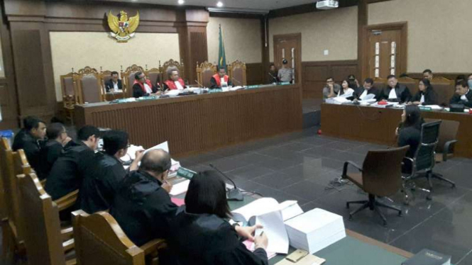 Saudara kembar Mirna, Made Sandy Salihin memberi kesaksian di sidang, Selasa, 12 Juli 2016.