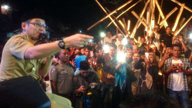 Pasha Ungu bernyanyi di atas panggung pembukaan acara Kampung Baru Fair 2016