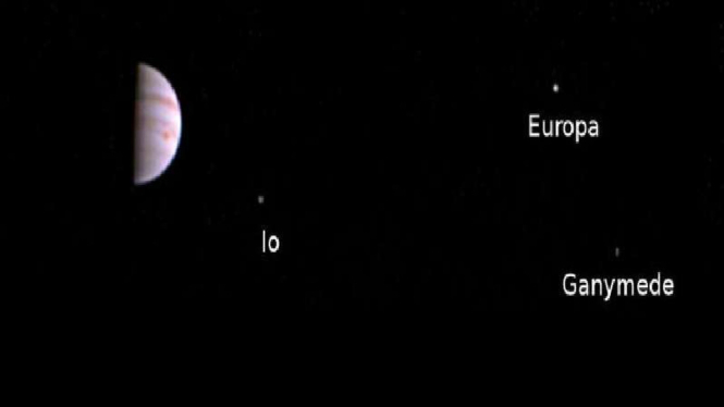 Foto Planet Jupiter dan tiga bulan 