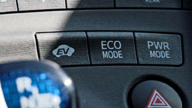 Tombol Eco Mode pada Toyota Prius.