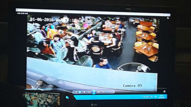 Rekamanan CCTV saat hari kematian Mirna di Cafe Olivier.