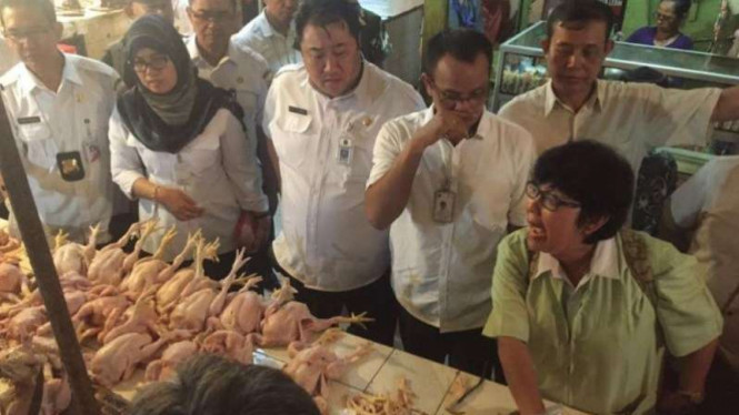 Petugas Dinas KPKP Jakarta Timur sidak di Pasar Klender, Rabu (13/7/2016).
