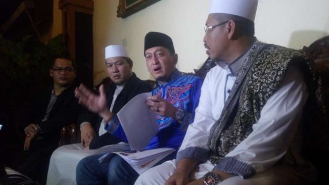 Ustaz Zacky Mirza (baju biru)