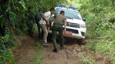 Mobil kesulitan menembus jalan menuju empat desa.