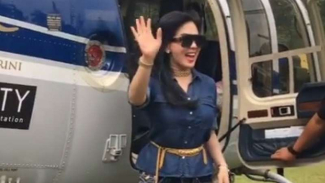 Syahrini naik Helikopter