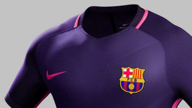 Jersey tandang Barcelona berwarna ungu