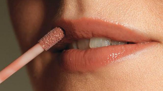 Ilustrasi pakai lipgloss.