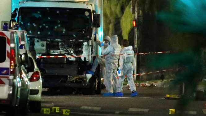 Truk Tabrak Puluhan Orang di Nice Prancis.