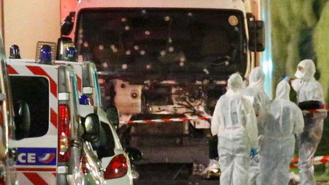 Truk Tabrak Puluhan Orang di Nice Prancis