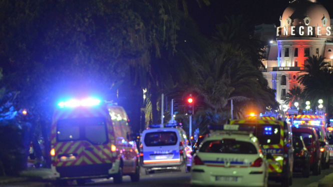 Truk menabrak ratusan orang di Nice Prancis.