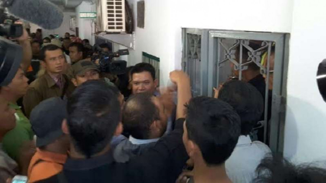 Kericuhan di lantai empat Rumah Sakit Harapan Bunda.
